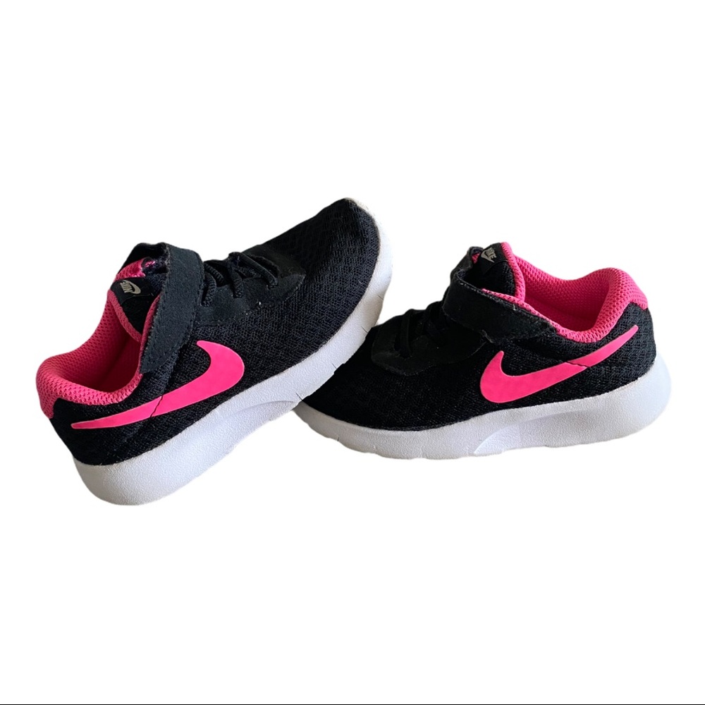 🥳🎉Black and Hot Pink Girls Nike Sneakers